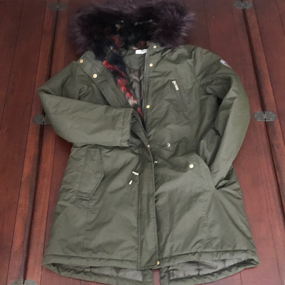 Army green parka w (faux) fur hood